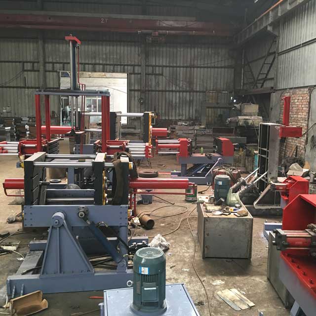 重力澆注機生產(chǎn)車間(12)